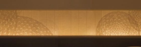 809号室「ようこそ」・材料：京都黒谷和紙(楮和紙)、胡粉、雲母、墨、水乾絵具、膠、ふのり、LED ・白いダリアの花言葉：感謝