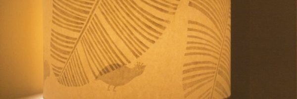 葉鳥(809号室 スイートルーム)・材料:福井越前和紙(玉紙)、胡粉、雲母、墨、水乾絵具、膠、ふのり、LED