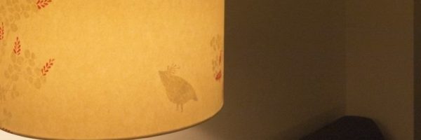 萩鳥(810号室 スイートルーム)・材料:福井越前和紙(玉紙)、胡粉、雲母、墨、水乾絵具、膠、ふのり、LED